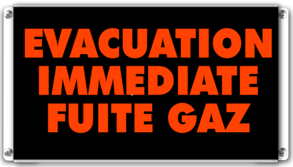 Panneau lumineux de signalisation avec le texte &quot;EVACUATION IMMEDIATE FUITE DE GAZ&quot; écrit en rouge sur fond noir